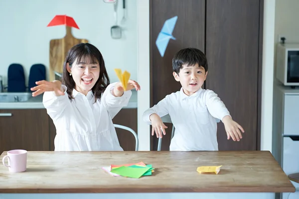Γονέας Και Παιδί Παίζει Origami Στο Δωμάτιο — Φωτογραφία Αρχείου