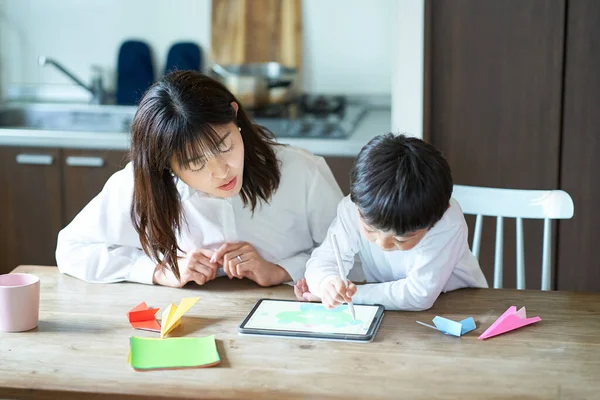 Mãe Criança Brincando Com Tablet Sala — Fotografia de Stock