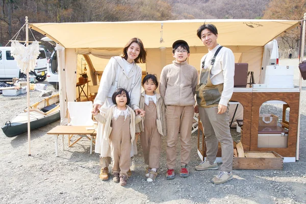 Eine Familie Reihte Sich Schönen Tagen Vor Einem Zelt Auf — Stockfoto