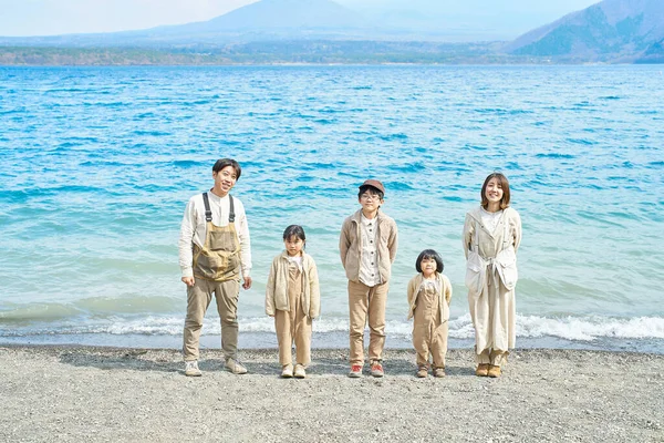 Azjatycka Rodzina Stojąca Przed Jeziorem Ciesząca Się Świeżym Powietrzem — Zdjęcie stockowe