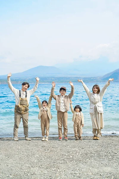 Azjatycka Rodzina Stojąca Przed Jeziorem Ciesząca Się Świeżym Powietrzem — Zdjęcie stockowe