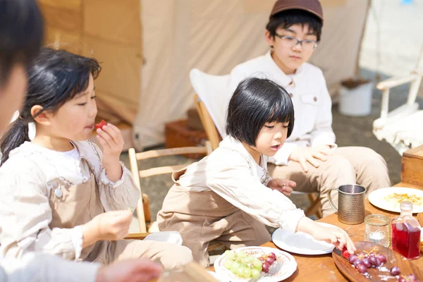 Çocuklar Ebeveynler Güneşli Bir Günde Kampta Yemek Yiyorlar — Stok fotoğraf