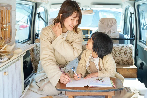 Madre Hija Disfrutando Dibujando Una Caravana — Foto de Stock