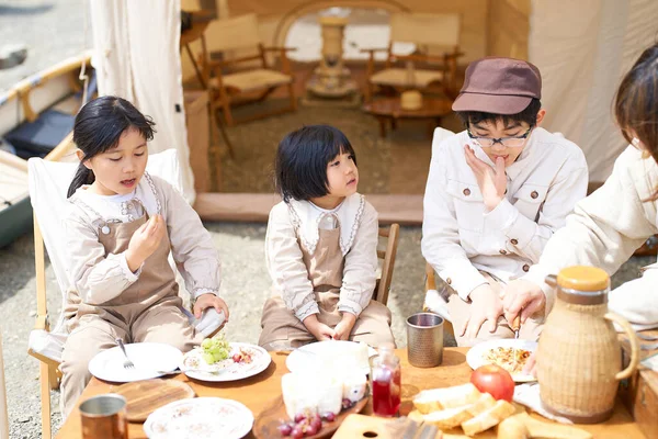 Dzieci Rodzice Jedzą Posiłek Obozie Słoneczny Dzień — Zdjęcie stockowe