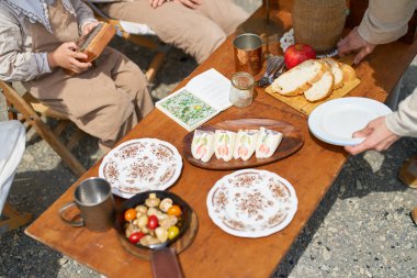 Havalı bir kamp yemeğinin görüntüsü.