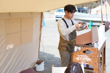  Güneşli bir günde kamp yapan bir adamın görüntüsü. 