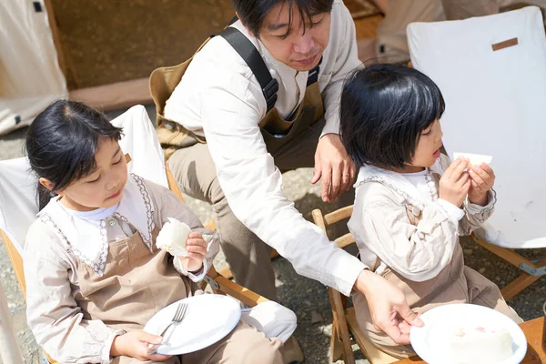 Dzieci Rodzice Jedzą Posiłek Obozie Słoneczny Dzień — Zdjęcie stockowe