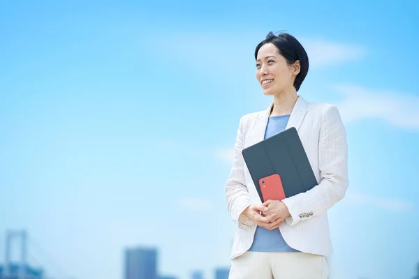 Business Woman Standing Outdoors Fine Day — Stock Photo, Image