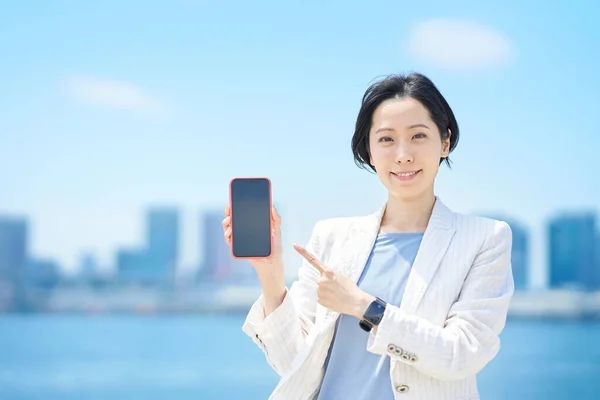 Geschäftsfrau Mit Smartphone Bei Sonnigem Wetter Freien — Stockfoto