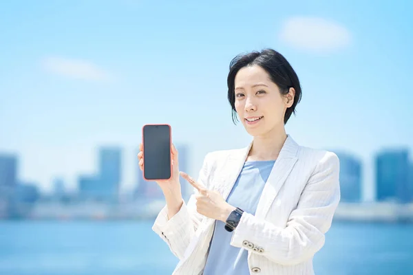 Geschäftsfrau Mit Smartphone Bei Sonnigem Wetter Freien — Stockfoto