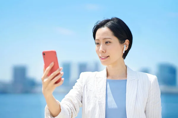 Mulher Negócios Com Smartphone Livre Tempo Ensolarado — Fotografia de Stock