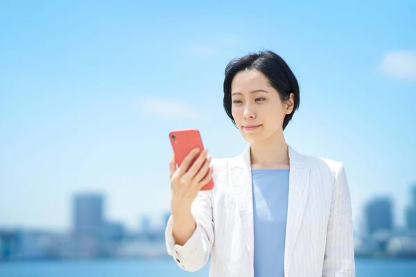 Mujer Negocios Con Teléfono Inteligente Aire Libre Tiempo Soleado — Foto de Stock