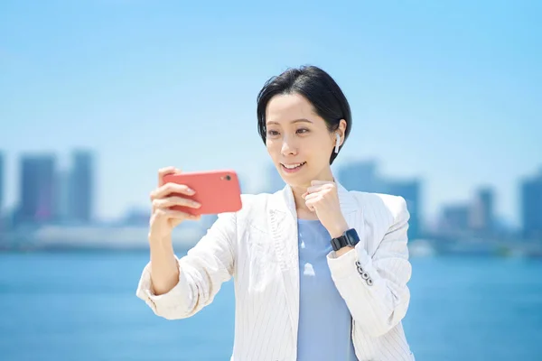 Kadını Akıllı Telefon Ekranına Bakarken Tezahürat Yapıyor — Stok fotoğraf