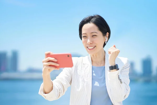 Kadını Akıllı Telefon Ekranına Bakarken Tezahürat Yapıyor — Stok fotoğraf
