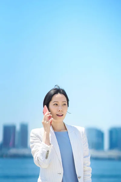 Business Kvinna Talar Smartphone Fina Dagen — Stockfoto