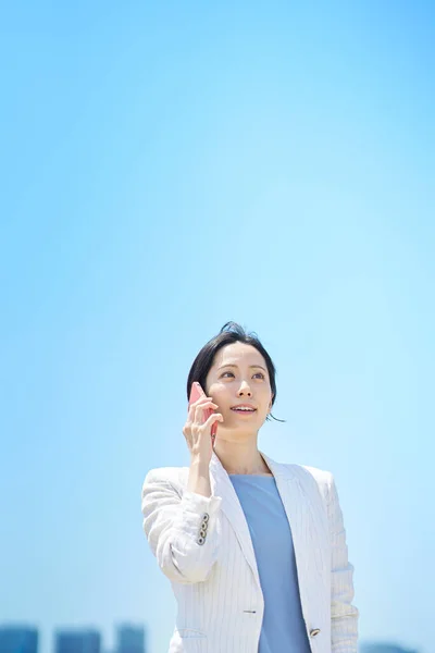 Business Woman Talking Smartphone Fine Day — Stock fotografie
