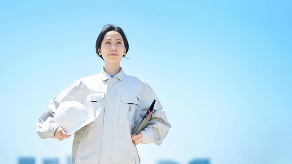 Eine Frau Arbeitskleidung Mit Helm Schönen Tagen — Stockfoto