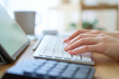 Odada dizüstü bilgisayar kullanan bir kadın.