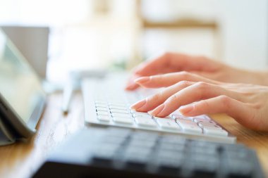 Odada dizüstü bilgisayar kullanan bir kadın.