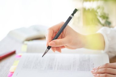 Bir kadının elini kapat ve metinle çalış.