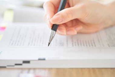 Bir kadının elini kapat ve metinle çalış.