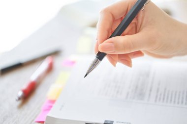 Bir kadının elini kapat ve metinle çalış.