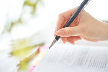 Bir kadının elini kapat ve metinle çalış.