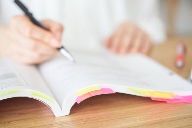 Bir kadının elini kapat ve metinle çalış.