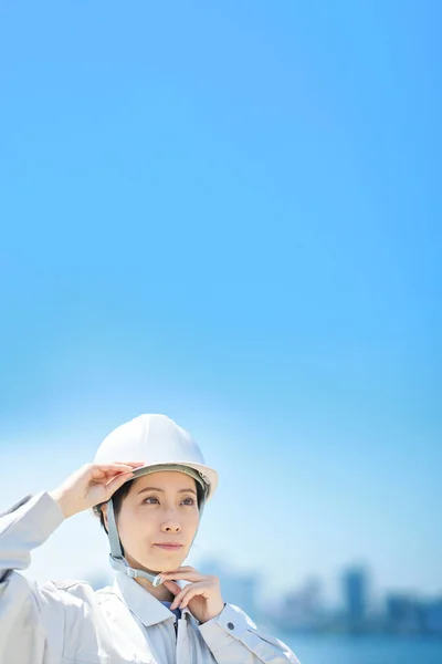 Una Mujer Vestida Con Ropa Trabajo Revisando Casco Buen Día —  Fotos de Stock