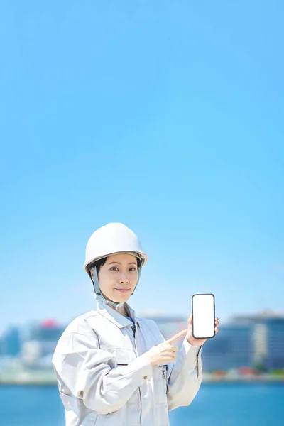 Una Donna Abiti Lavoro Con Uno Smartphone Bella Giornata — Foto Stock