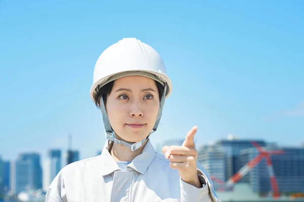 Una Mujer Vestida Con Ropa Trabajo Que Confirma Apuntar Buen — Foto de Stock