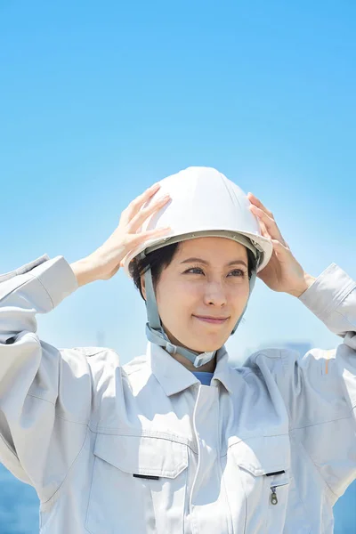 Woman Work Clothes Holding Her Head Outdoors — Stock Photo, Image
