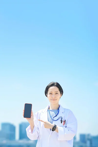 Güzel Bir Günde Beyaz Önlüklü Akıllı Telefonlu Bir Kadın — Stok fotoğraf