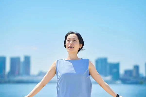 Eine Frau Mit Entspanntem Gesichtsausdruck Unter Blauem Himmel — Stockfoto