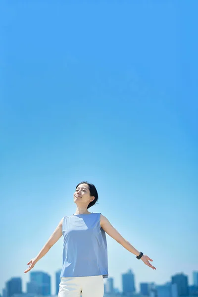Femeie Expresie Relaxată Sub Cerul Albastru — Fotografie, imagine de stoc