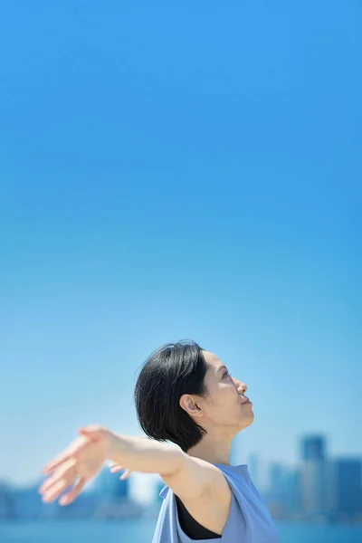 Une Femme Avec Une Expression Détendue Sous Ciel Bleu — Photo