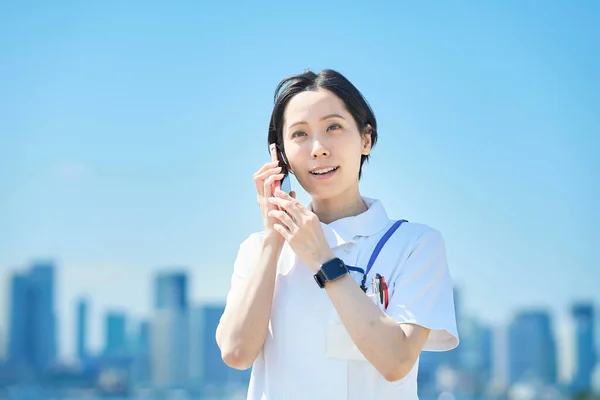Una Mujer Con Abrigo Blanco Sosteniendo Teléfono Inteligente Aire Libre —  Fotos de Stock