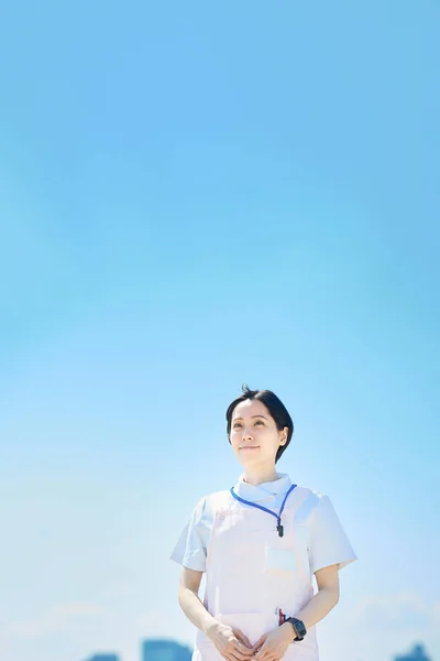 Beyaz Ceketli Önlüklü Bir Kadın — Stok fotoğraf