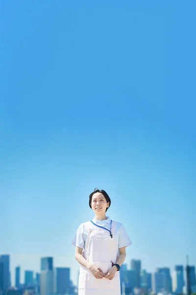 Beyaz Ceketli Önlüklü Bir Kadın — Stok fotoğraf
