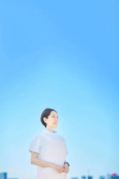 Frau Trägt Weißen Mantel Und Schürze Freien — Stockfoto