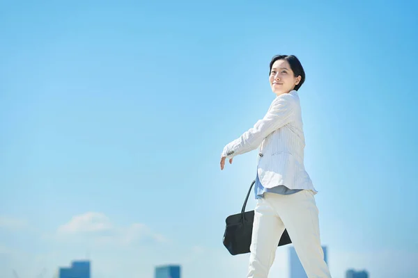 Business Woman Suit Commuting Blue Sky — Stock Photo, Image