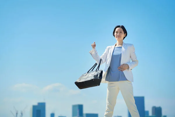 Mujer Negocios Traje Conmutando Bajo Cielo Azul —  Fotos de Stock