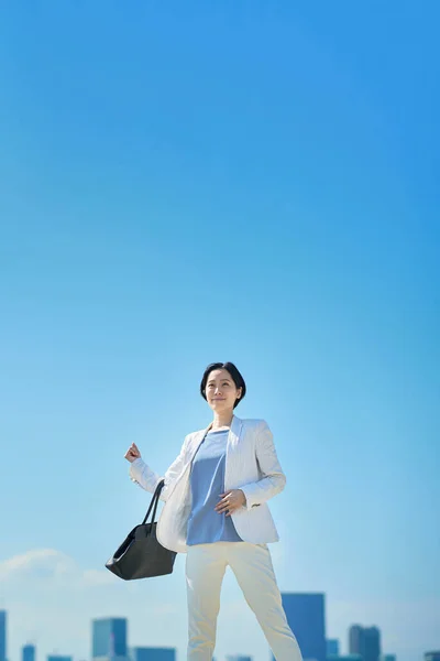 Επιχειρηματίας Γυναίκα Κοστούμι Μετακινούνται Κάτω Από Τον Γαλάζιο Ουρανό — Φωτογραφία Αρχείου