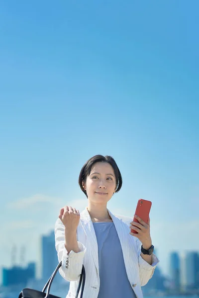 Asyalı Kadın Dışarıda Akıllı Telefon Tutuyor — Stok fotoğraf