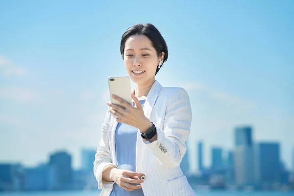 Mulher Asiática Segurando Smartphone Livre — Fotografia de Stock