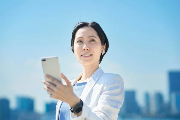 Mulher Asiática Segurando Smartphone Livre — Fotografia de Stock
