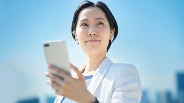 Asyalı Kadın Dışarıda Akıllı Telefon Tutuyor — Stok fotoğraf