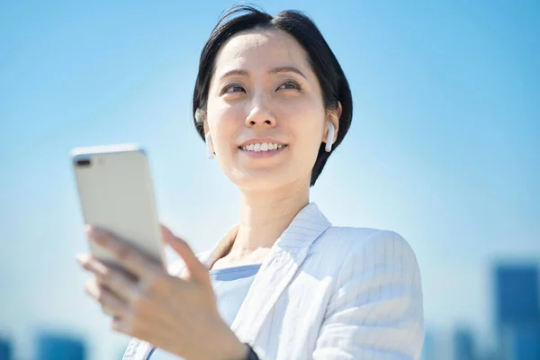 Mujer Asiática Sosteniendo Smartphone Aire Libre — Foto de Stock