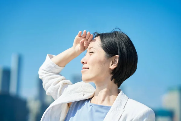 Woman Blocking Strong Sunlight Her Hand Fine Day — Stockfoto