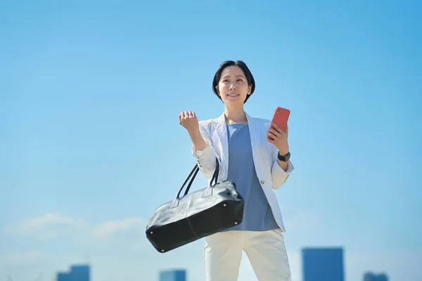 Asiatisk Kvinna Som Håller Smartphone Utomhus — Stockfoto